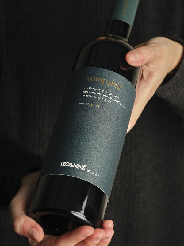 Botella Compartir Reserva 2021 vino tinto Merlot Somontano rojo cereza con matices naranja