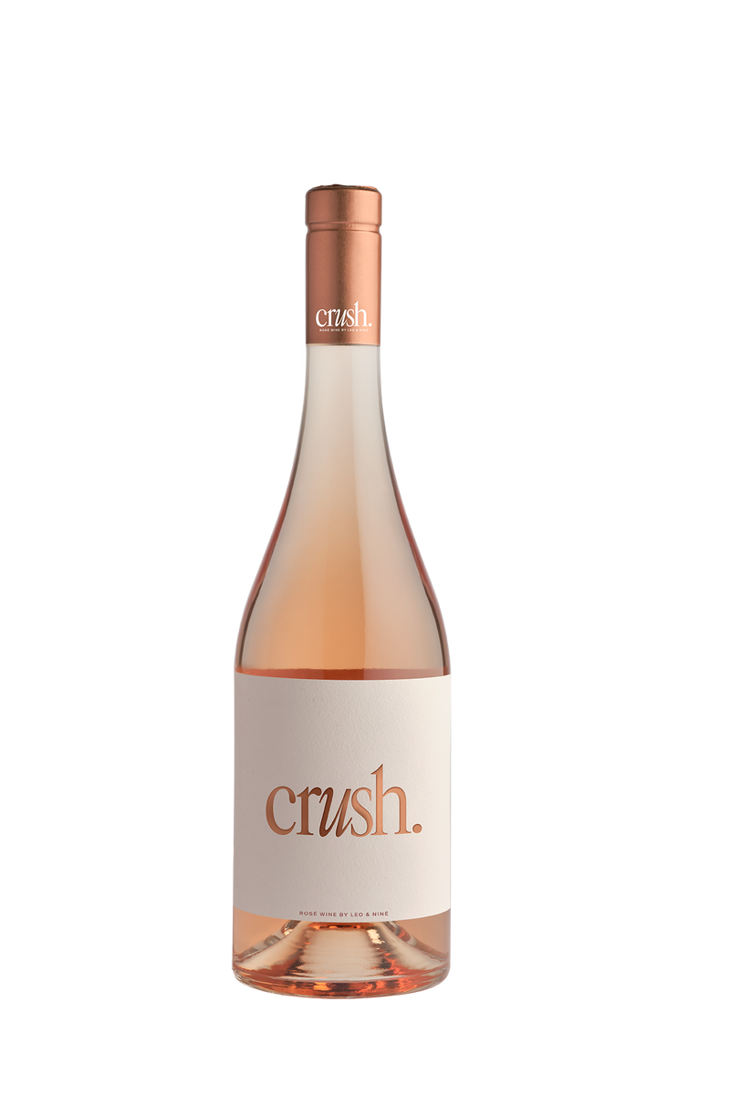 Botella de vino rosado Crush sobre fondo claro